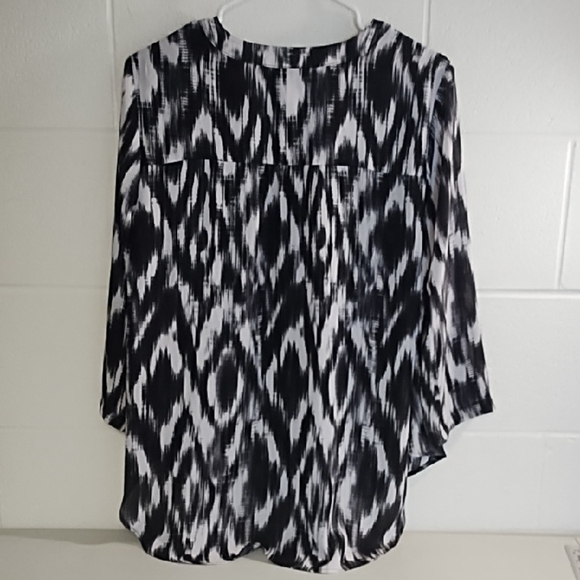 Black and White Relaxed Graphic Tunic Blouse Lightweight 3/4 Sleeve V-neck - Picture 13 of 14